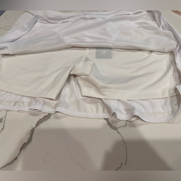 🌸 Adidas Golf/Pickleball Skirt with pockets! Size M Built in Shorts🌸 - Picture 5 of 7